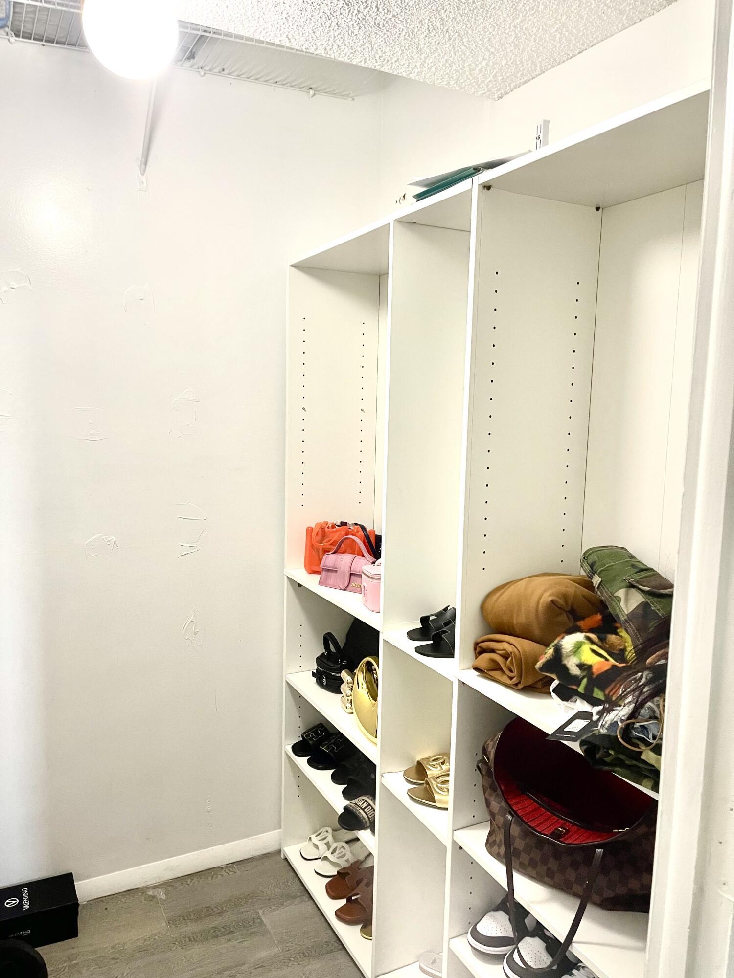 MANORS OF INVERRARY I-7 - Residential