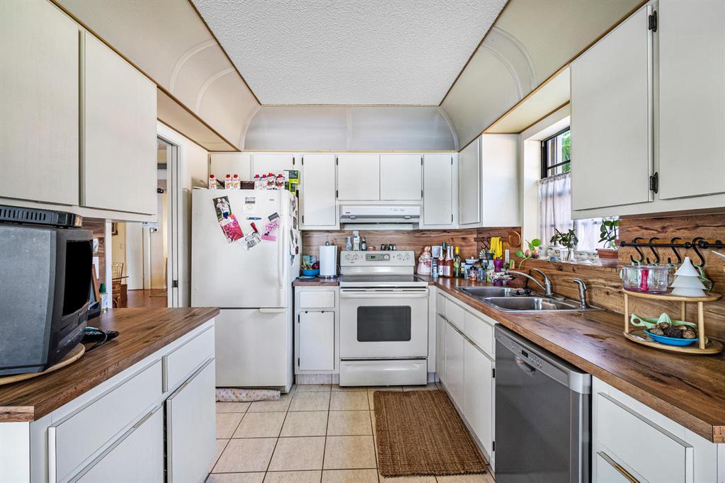 LAKES OF SHERBROOKE PH 3 - Residential