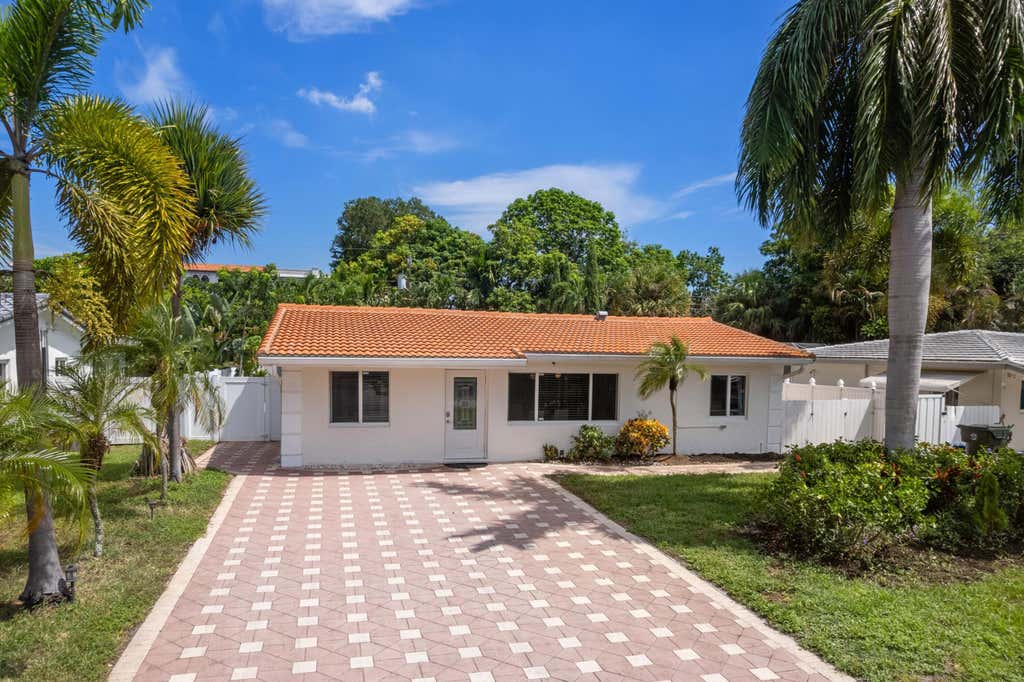 Photo of 319 SW 2ND Street, Boca Raton, FL 33432 (MLS # B26068039)