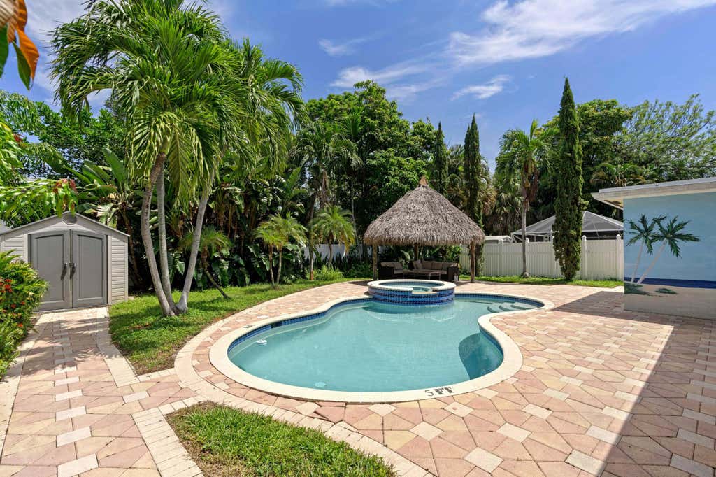 Photo of 319 SW 2ND Street, Boca Raton, FL 33432 (MLS # B26068039)