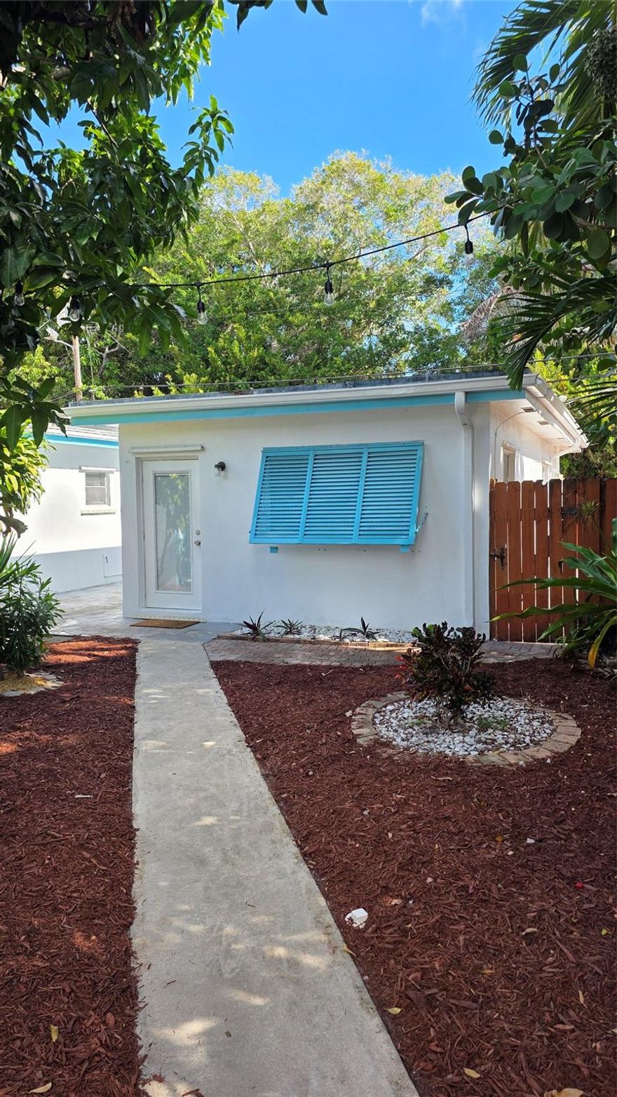 Unfurnished cottage with its own private, fenced patio located in Lakeridge neighborhood in east Ft. Lauderdale. Open concept studio-style apartment with living, bedroom and kitchen combined into 1 open space. Yearly lease minimum with option to renew. Convenient to Publix, Trader Joe's & Whole Foods. Minutes away from downtown, the beaches and Wilton Drive. The cottage is located behind a single family house with its own entrance and is detached for extra privacy. Updated bathroom with high-end multi-jetted shower system. Glass shower doors. Gleaming tile floors thru-out. Ready for move-in! Multiple closets. 1 open parking space. Laundry room on site shared with neighboring cottage. 1st, last and security. Call to schedule a tour.