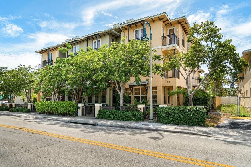 Beautiful Townhouse, a few minutes from the Beach, shops and restaurants. This very spacious unit offers comfort and convenience in a prime location. Ready to move in now.