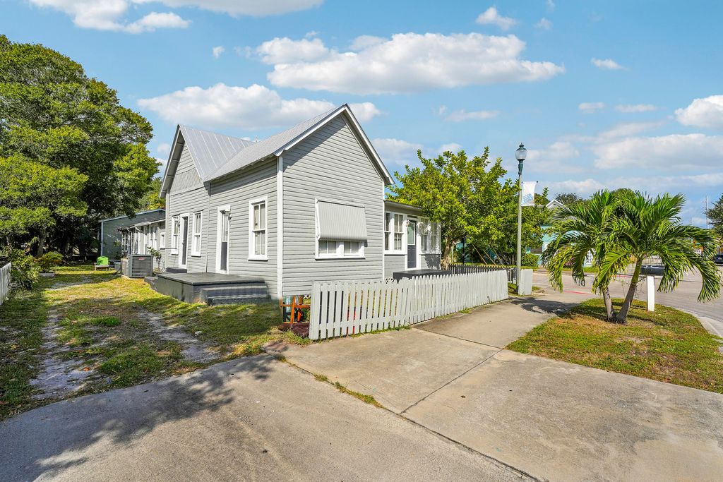 Photo of 301 S 7th S Street, Fort Pierce, FL 34950 (MLS # R11135457)