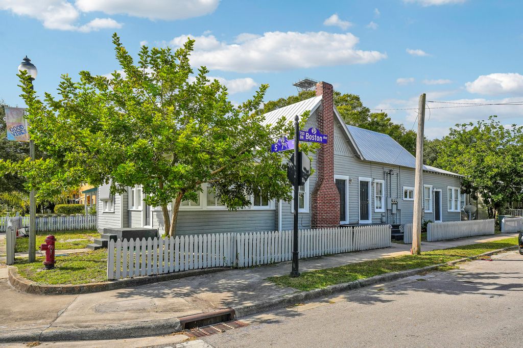 Photo of 301 S 7th S Street, Fort Pierce, FL 34950 (MLS # R11135457)