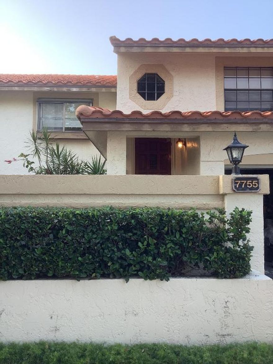 GREAT PLACE TO LIVE. 3/2 WITH GARAGE,
GATED.