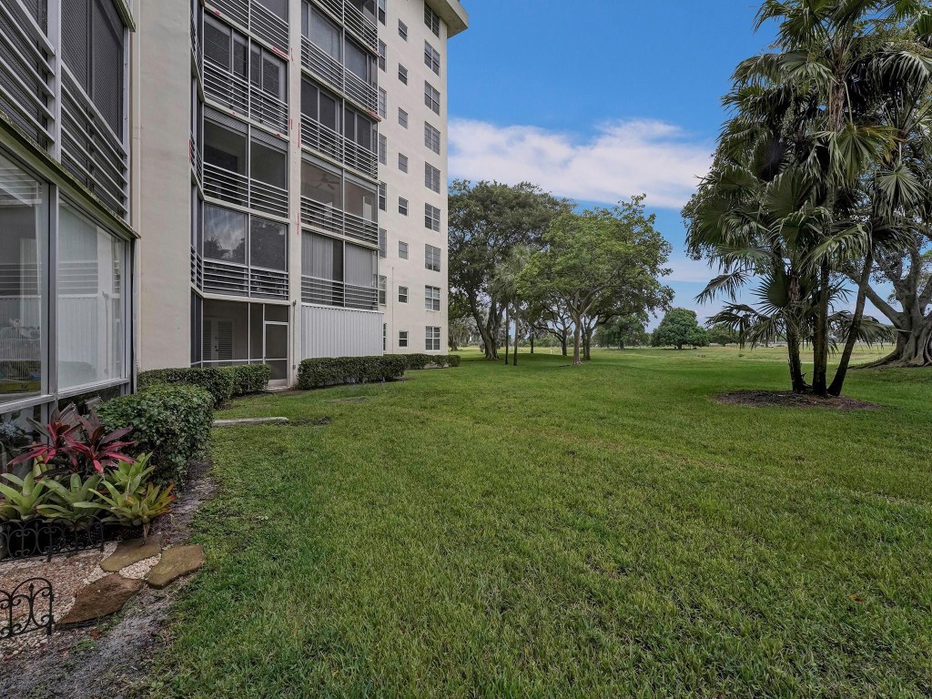 PALM-AIRE COUNTRY CLUB - Residential