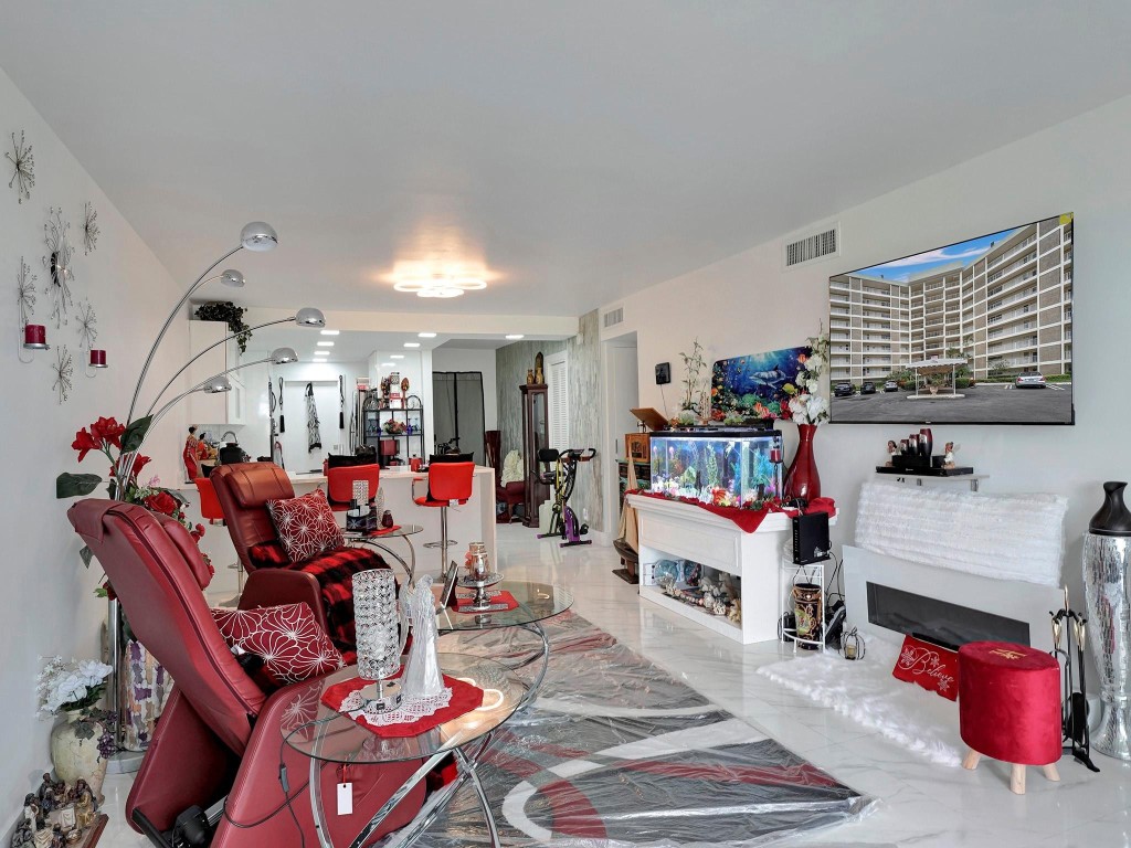 PALM-AIRE COUNTRY CLUB - Residential