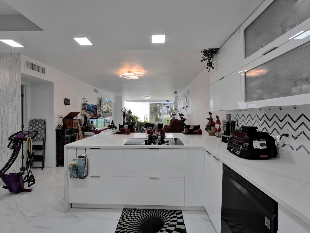 PALM-AIRE COUNTRY CLUB - Residential