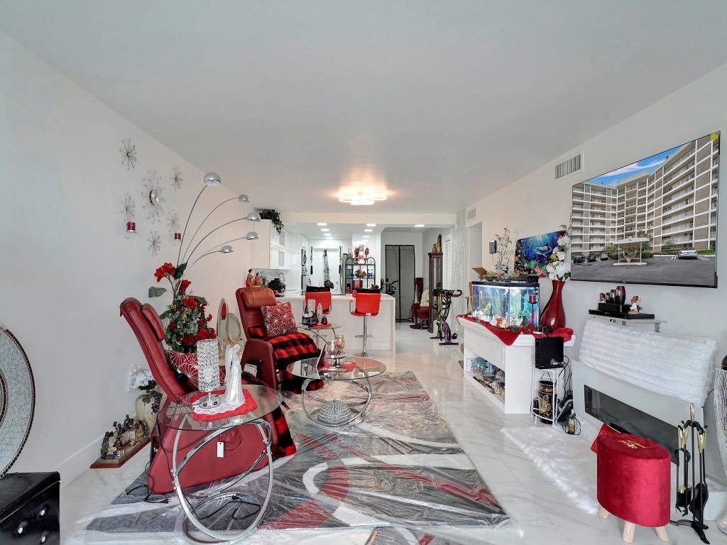 PALM-AIRE COUNTRY CLUB - Residential