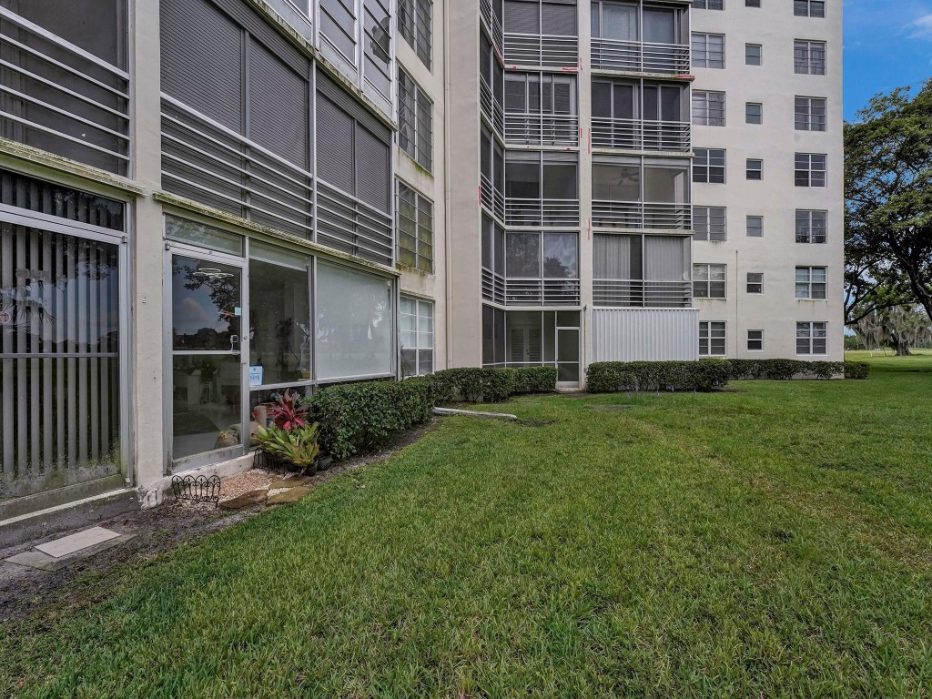 PALM-AIRE COUNTRY CLUB - Residential