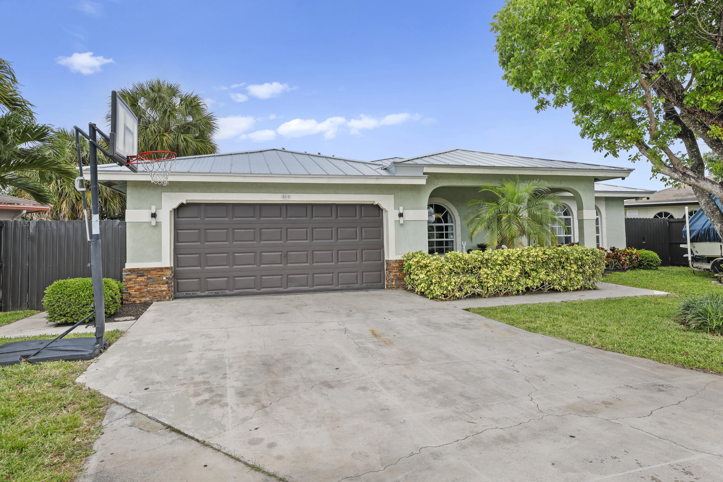 401 NW 16th Place