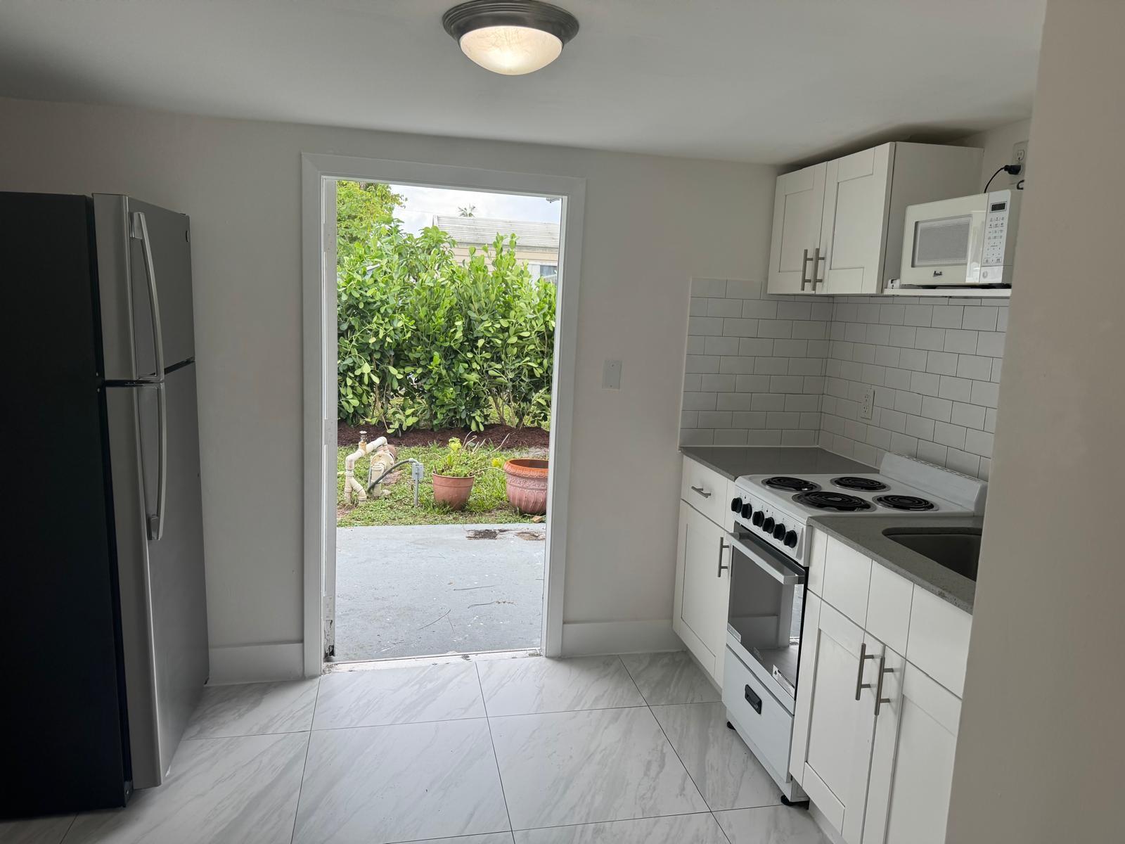 Beautifully renovated and bright studio apartment in Oakland Park.
This inviting unit offers access to a shared yard and on-site washer and dryer at no extra cost. Features a spacious walk-in closet for excellent storage. Ideally located in a quiet, friendly neighborhood near beautiful local parks. Just minutes from the beach, vibrant Wilton Drive, and downtown Oakland Park with its great restaurants, breweries, and community events, as well as grocery stores, shopping centers, and entertainment. Quick application process. Tenant pays a flat fee of $125/month covering electricity, water, sewer, trash, landscaping, and internet.