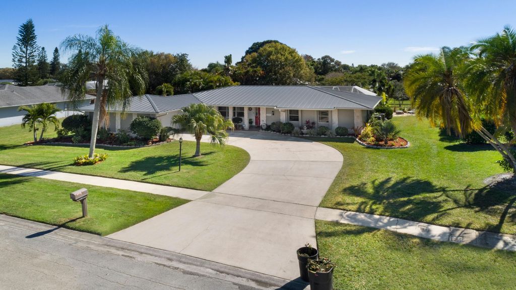 Photo of 1750 SE Hondo Avenue, Port Saint Lucie, FL 34952 (MLS # R10772318)