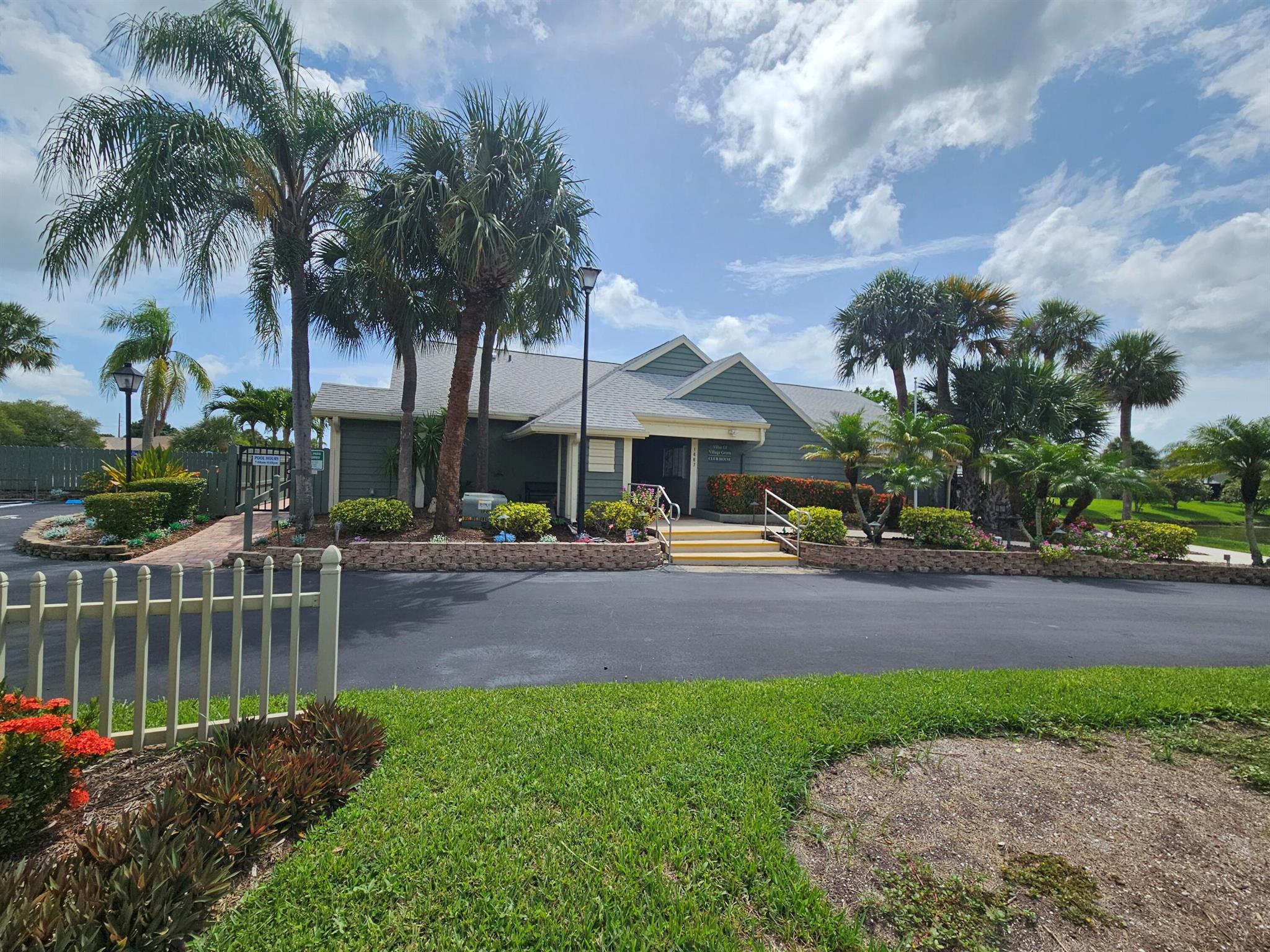 This a great villa in a perfect location! It's private because of a side front entrance and yet it is next to tennis court, pool and clubhouse. Villa overlooks pond. One minute from entrance to go to work and to come home. Low HOA... Close to shopping and restaurants.
