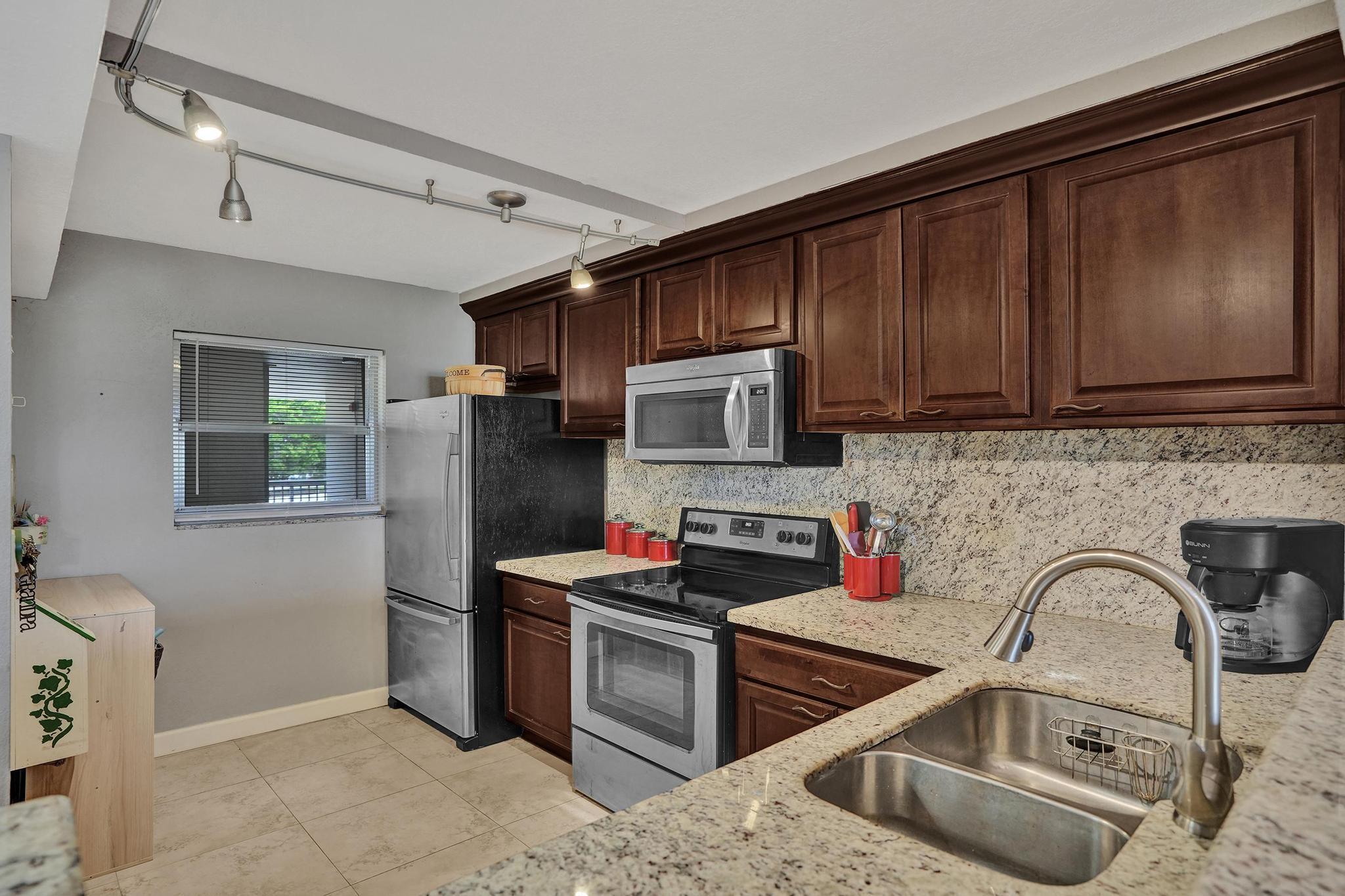 555 NW 4th 2220 Avenue 2220
