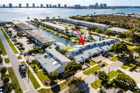 118 Castlewood Drive 121 North Palm Beach FL 33408