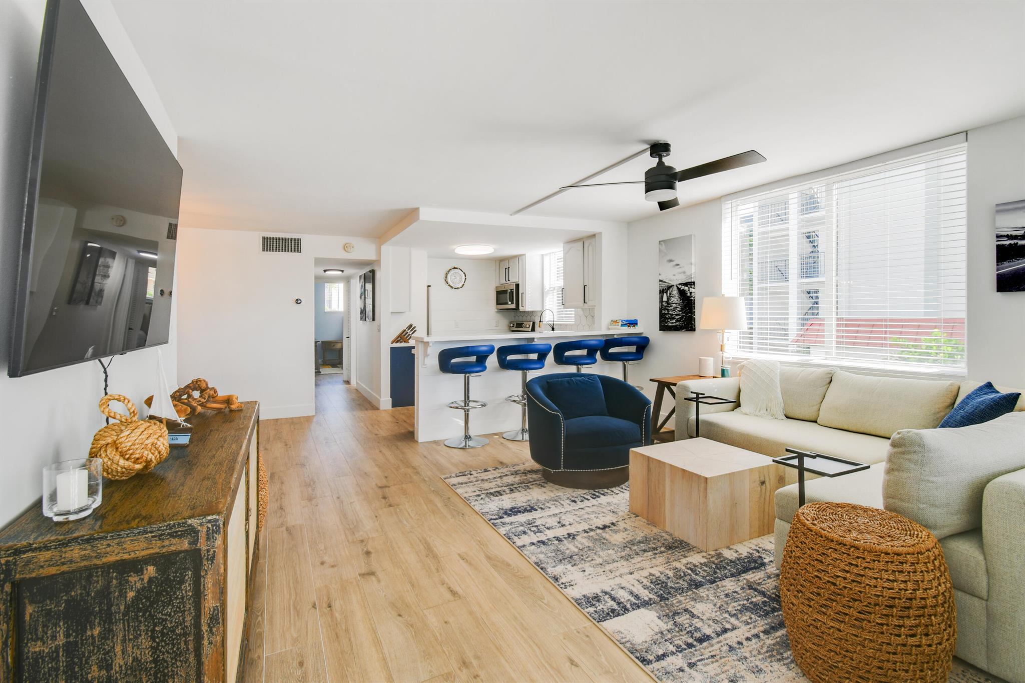 104 Paradise Harbour Boulevard 215