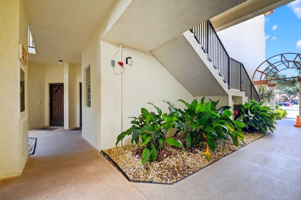 Photo of 5099 Splendido Court #G, Boynton Beach, FL 33437 (MLS # R11150813)