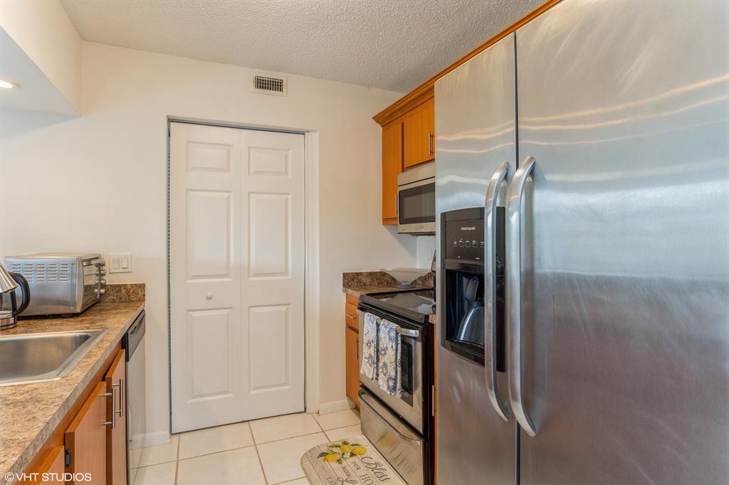 PINE RIDGE AT DELRAY BEACH CONDO - Residential Lease