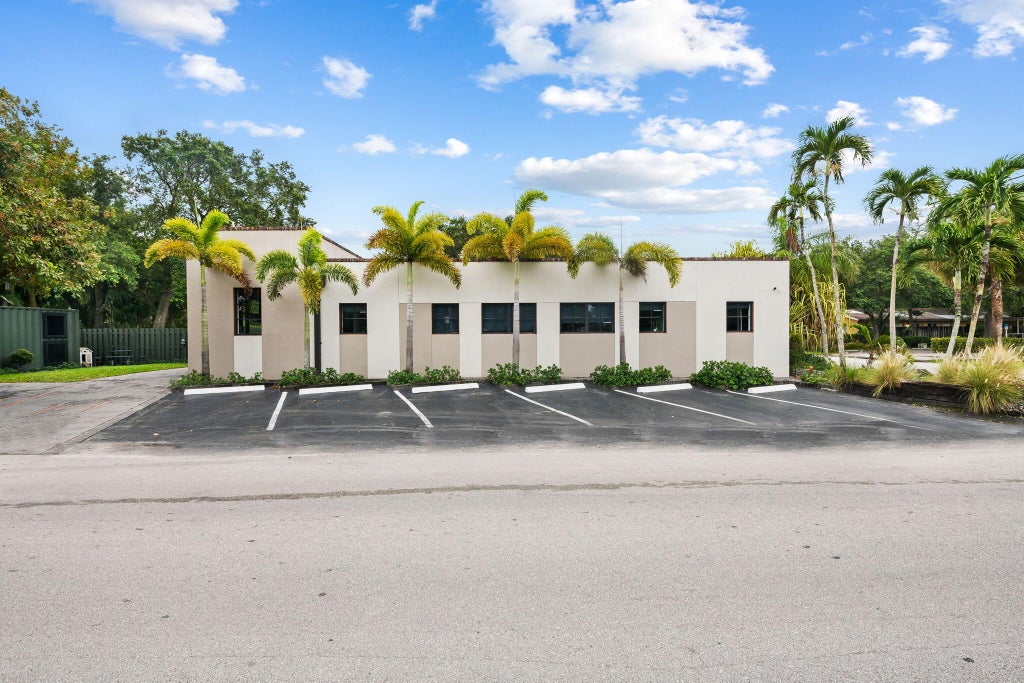 Photo of 602 SW 12th Avenue, Fort Lauderdale, FL 33312 (MLS # B26044281)