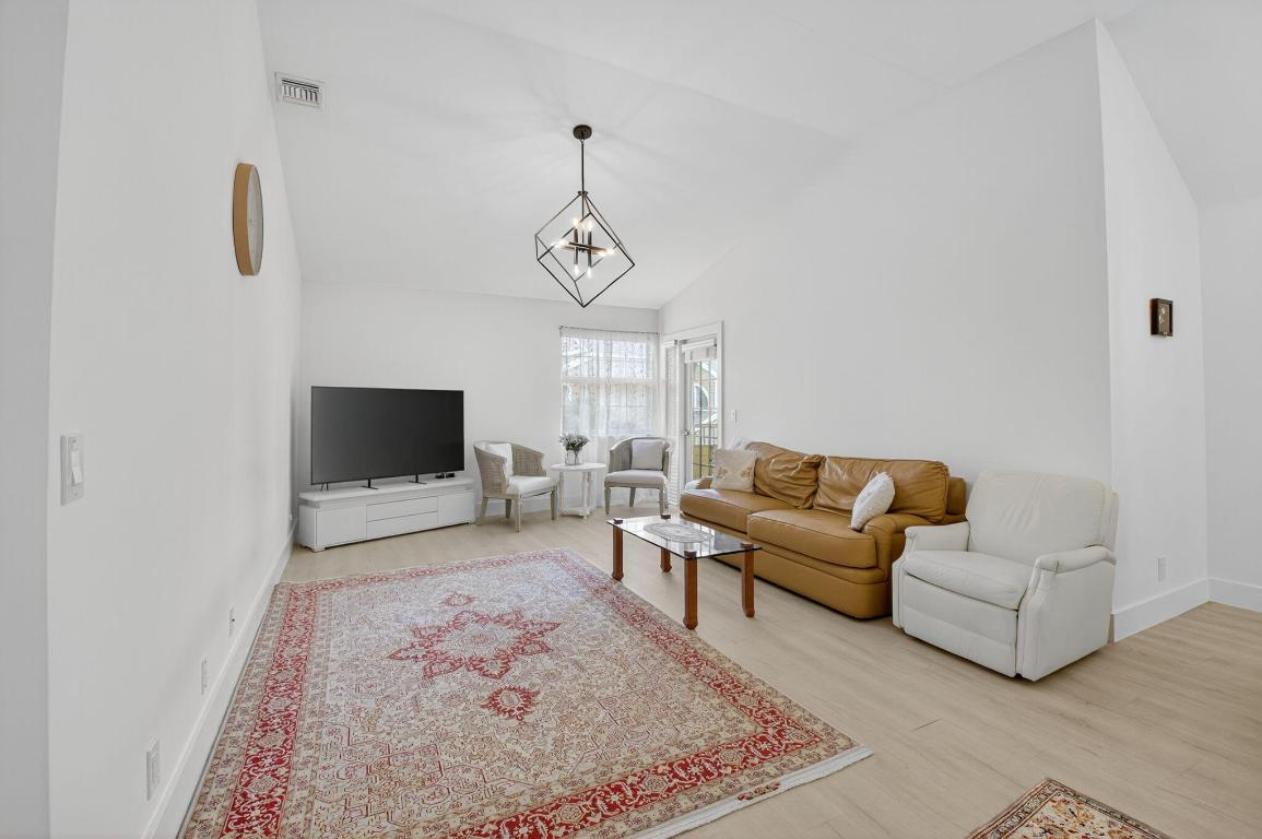 CARRIAGE HOUSES I CONDO - Residential Lease