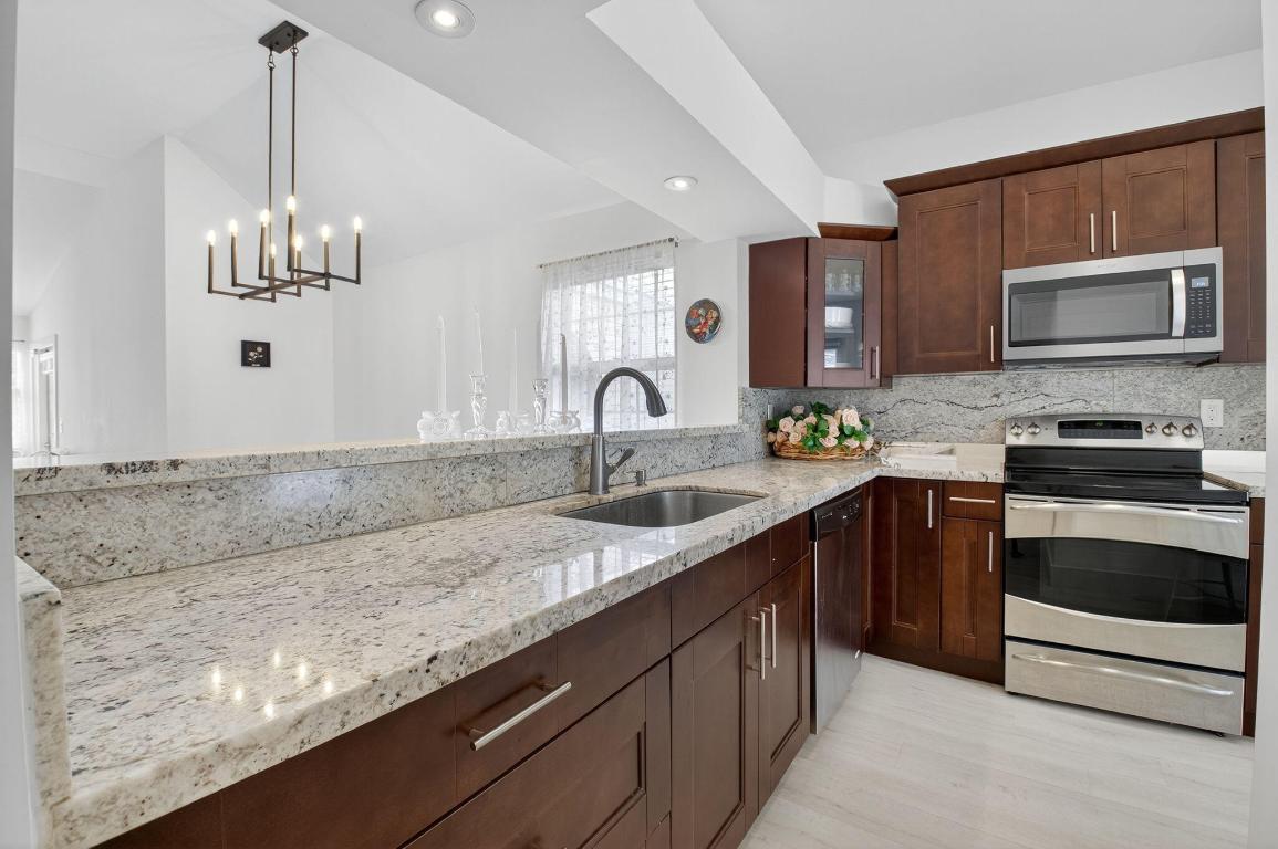 CARRIAGE HOUSES I CONDO - Residential Lease