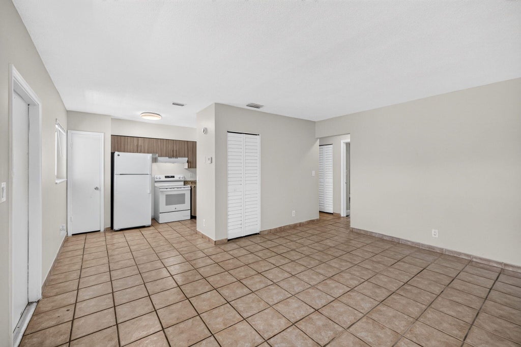 Photo of 1007 W PROSPECT RD #205, Fort Lauderdale, FL 33309 (MLS # B26073013)