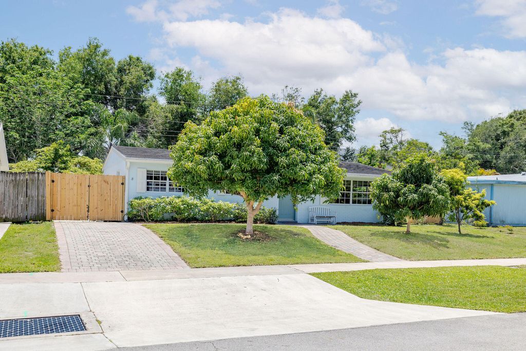 Photo of 4366 Bamboo Drive, Palm Beach Gardens, FL 33410 (MLS # B26026638)