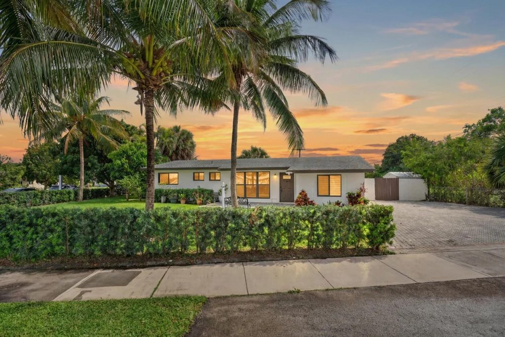 Photo of 5051 NE 6th Avenue, Deerfield Beach, FL 33064 (MLS # B26013964)