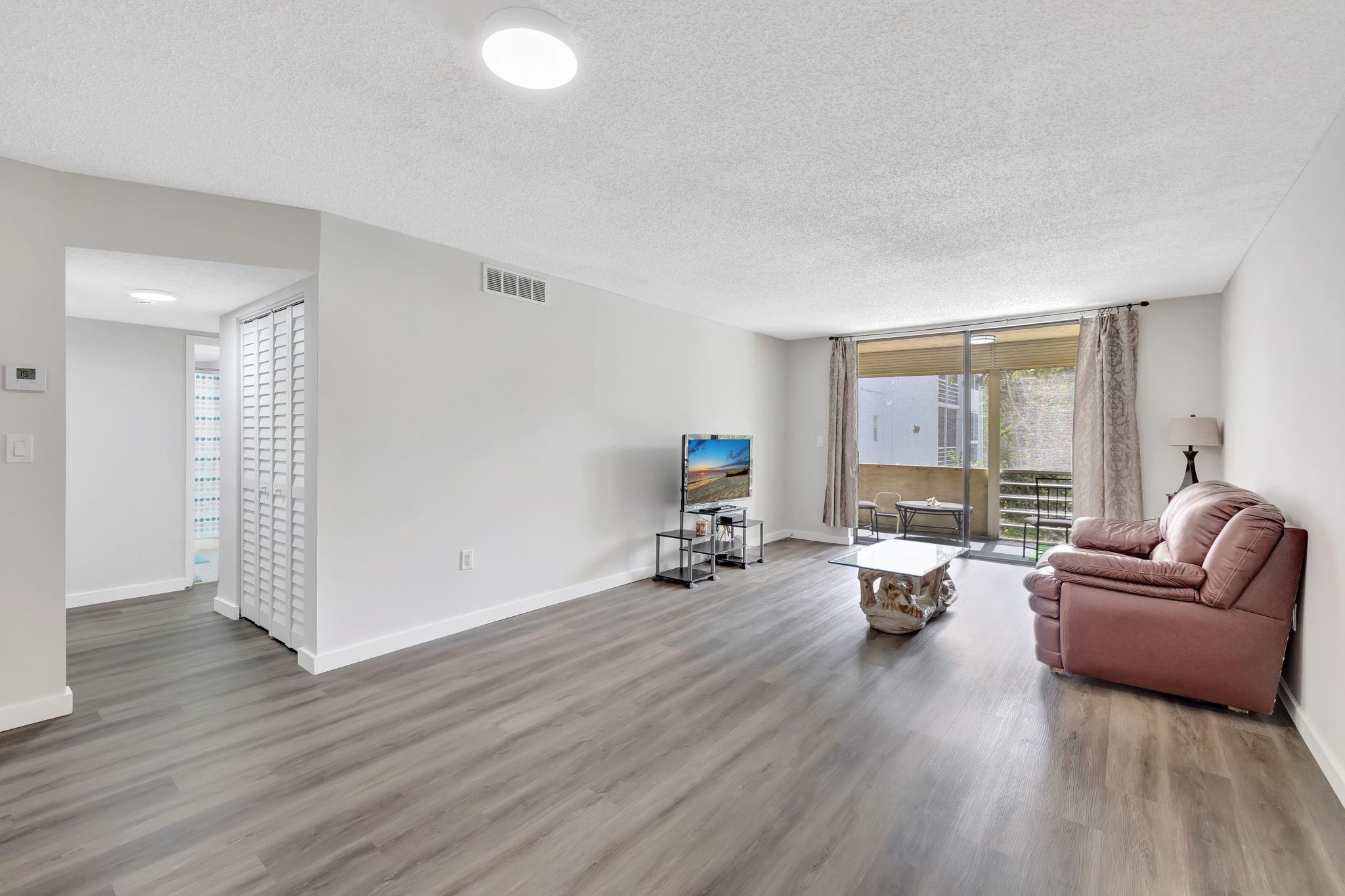 SOMERSET AT LAUDERDALE LA - Residential