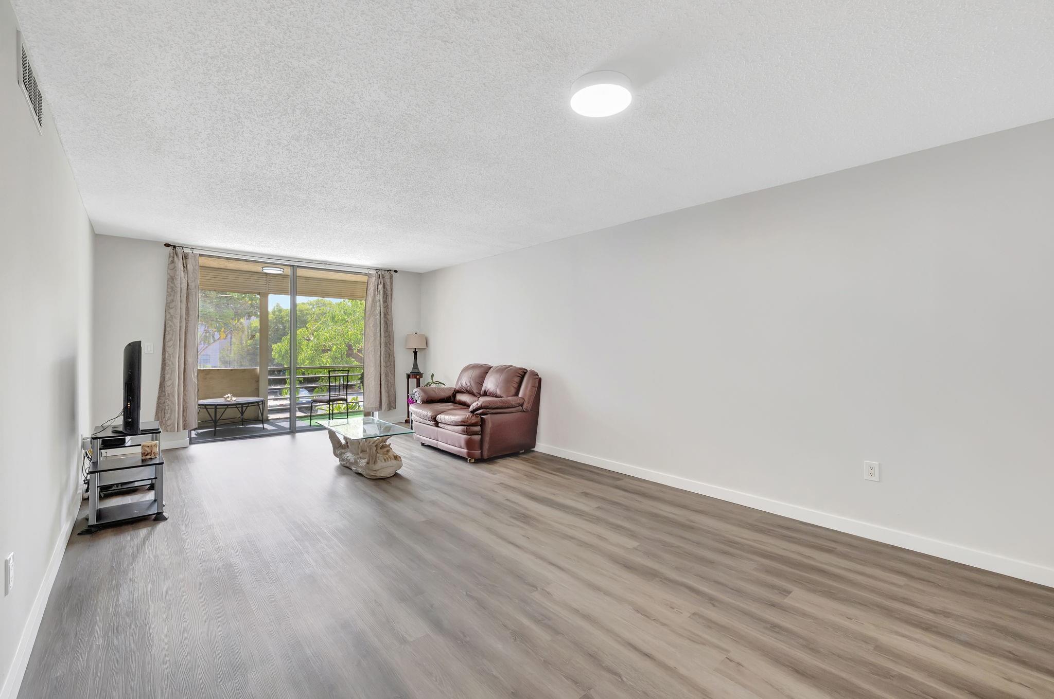 SOMERSET AT LAUDERDALE LA - Residential