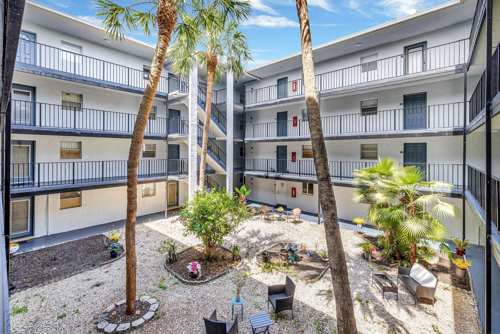 SOMERSET AT LAUDERDALE LA - Residential