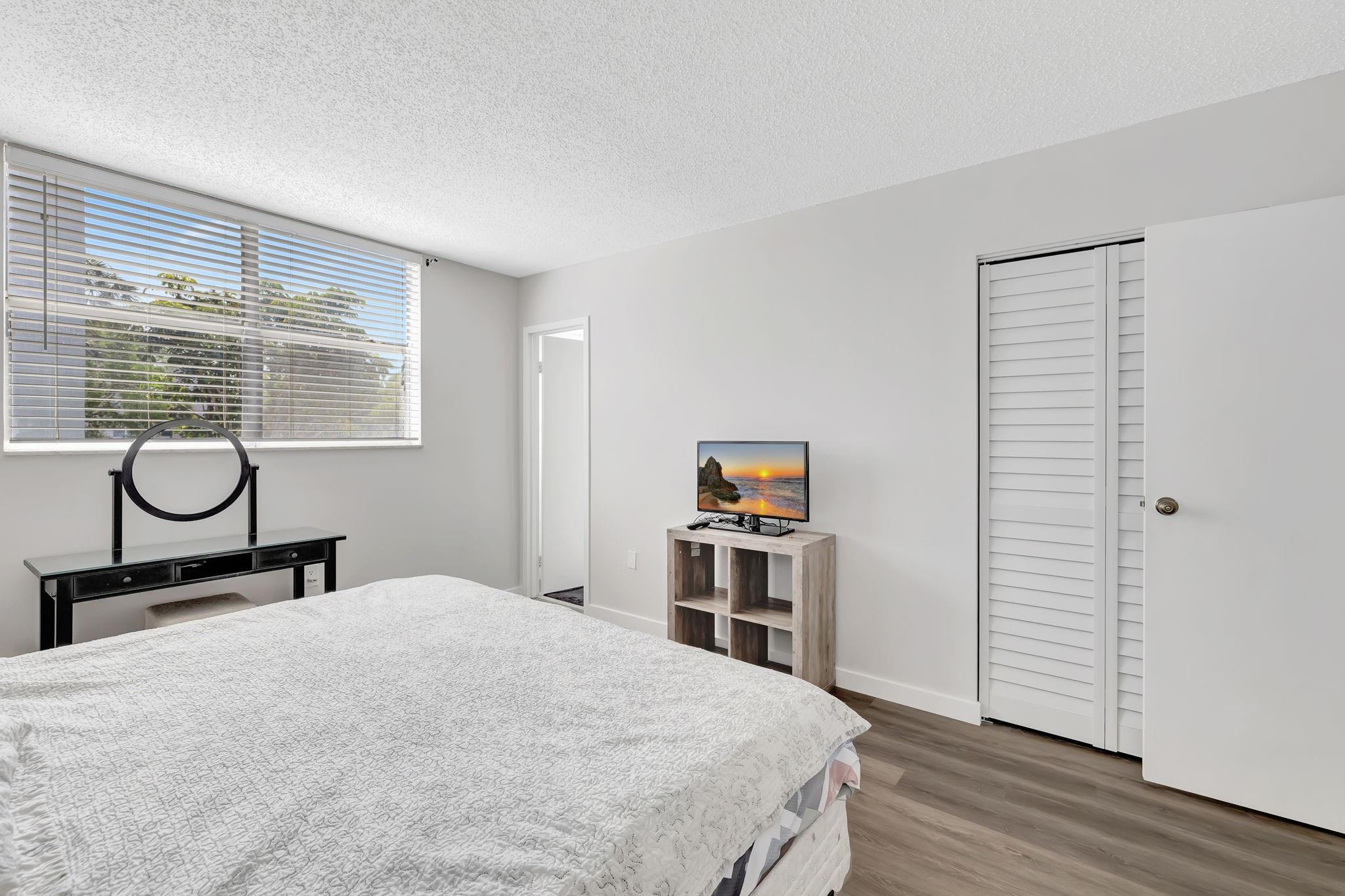 SOMERSET AT LAUDERDALE LA - Residential