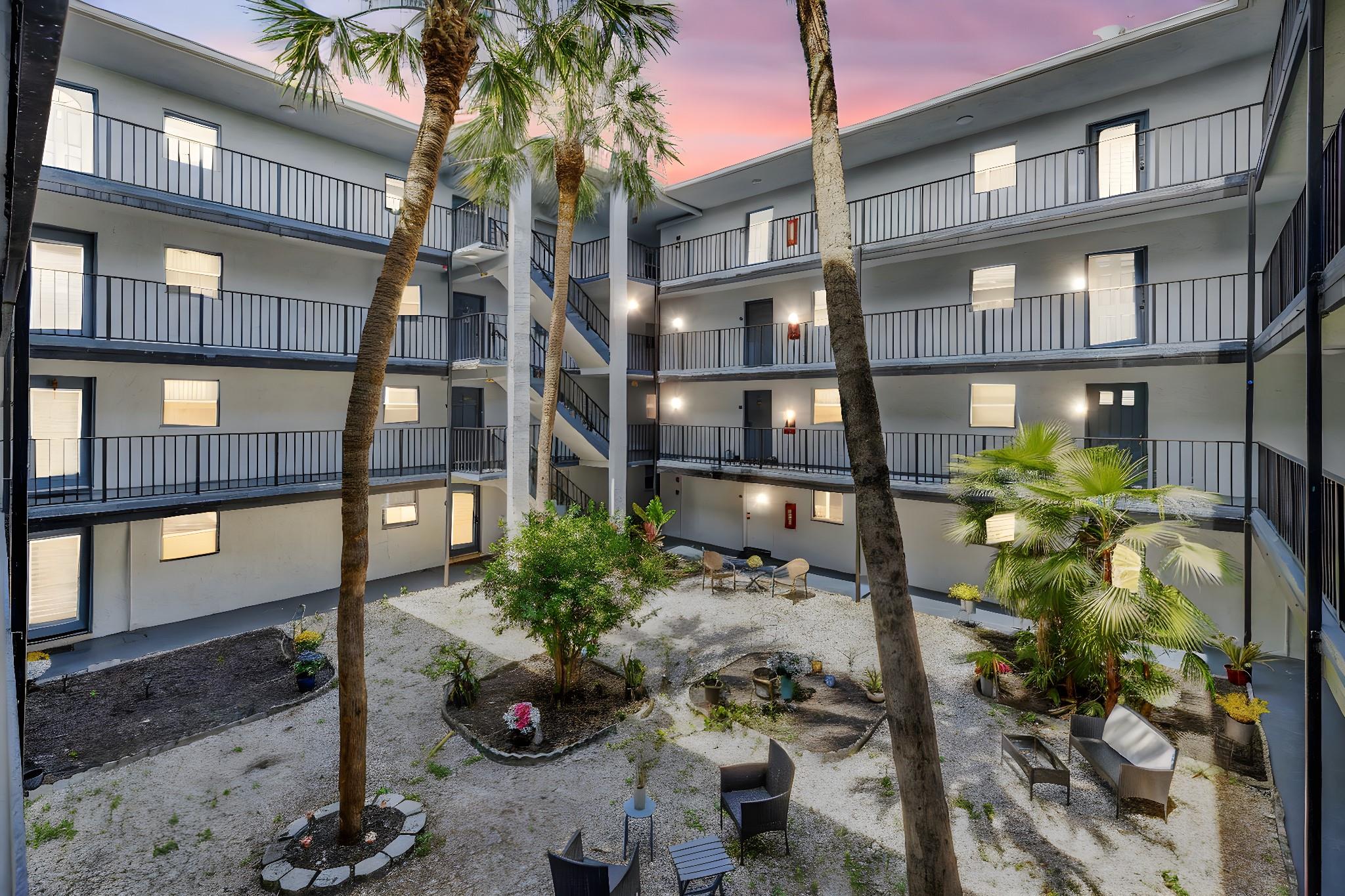 SOMERSET AT LAUDERDALE LA - Residential