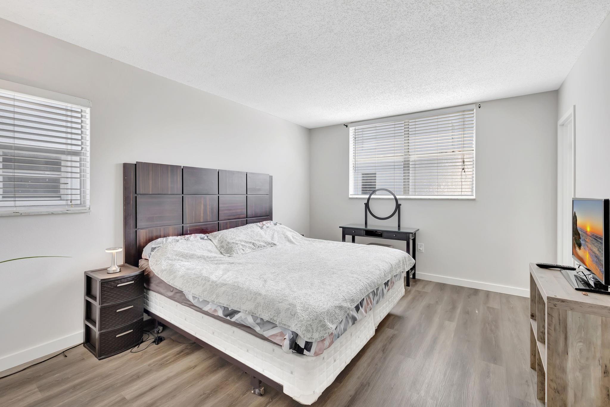 SOMERSET AT LAUDERDALE LA - Residential