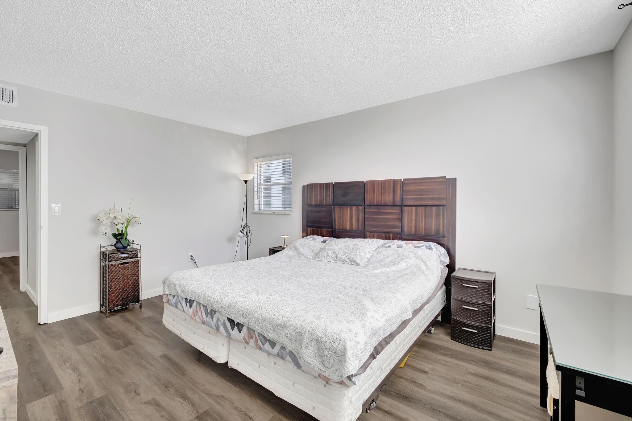 SOMERSET AT LAUDERDALE LA - Residential