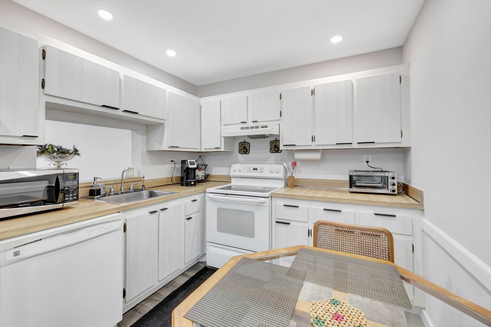 SOMERSET AT LAUDERDALE LA - Residential