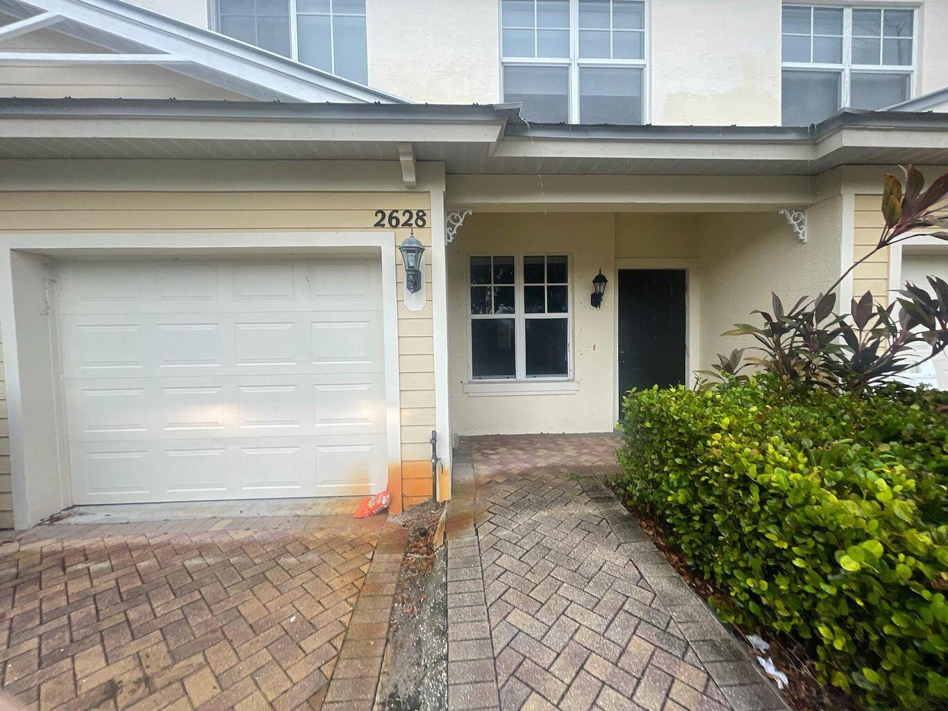 Remodeled & spacious 4 bedroom townhouse, great floor plan, plenty of space and light club house.