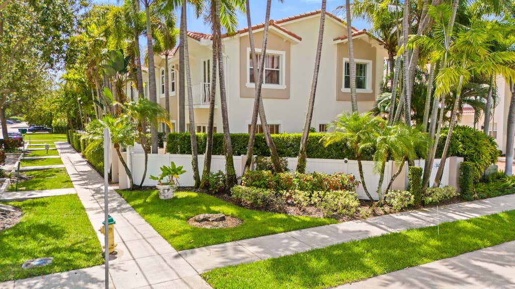 Photo of 3446 NE 13th Avenue, Oakland Park, FL 33334 (MLS # B26054195)