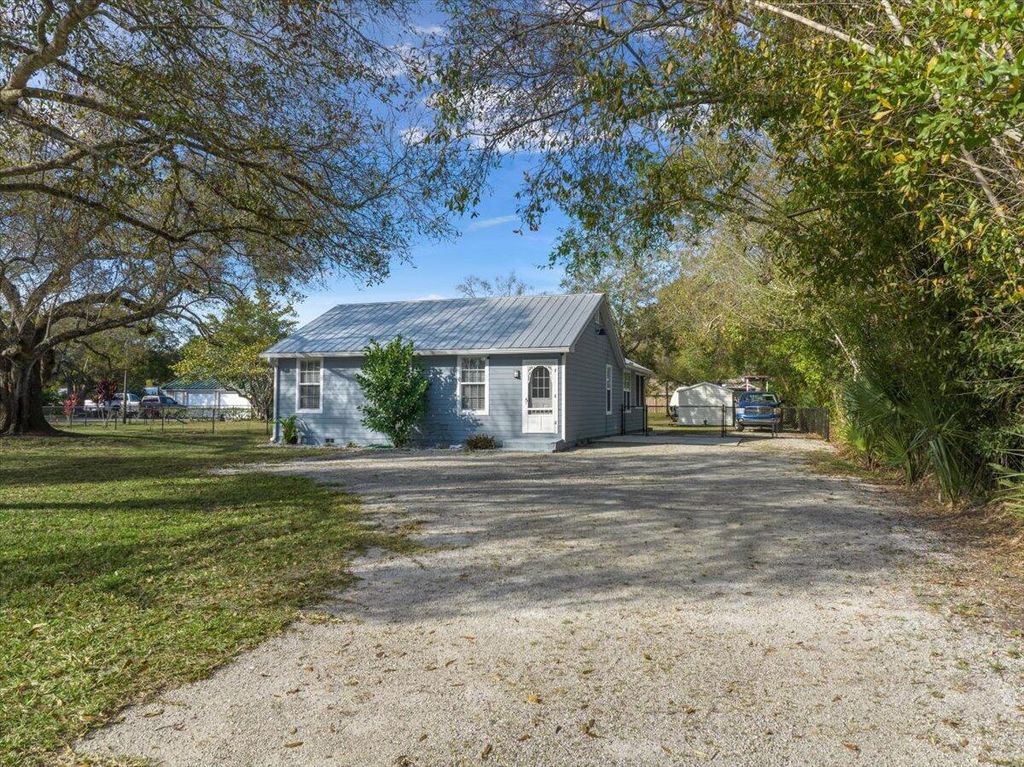 Photo of 925 27th Avenue, Vero Beach, FL 32960 (MLS # R11161030)