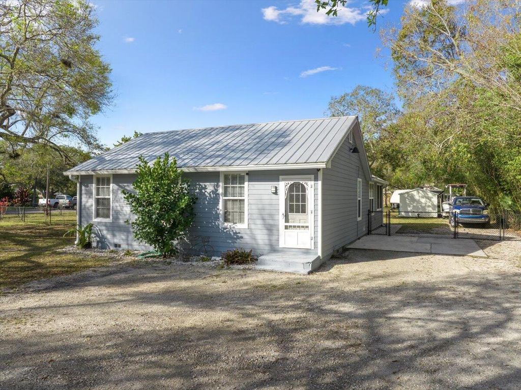 Photo of 925 27th Avenue, Vero Beach, FL 32960 (MLS # R11161030)