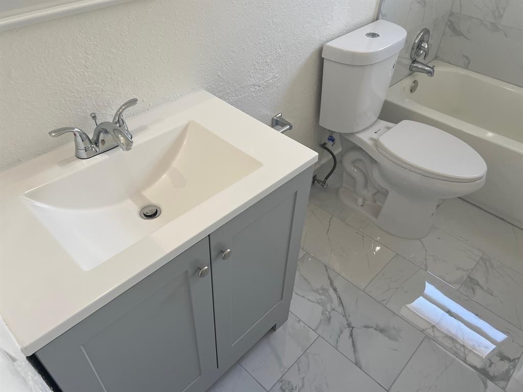 CASTLEWOOD 71-37 B - Residential Income