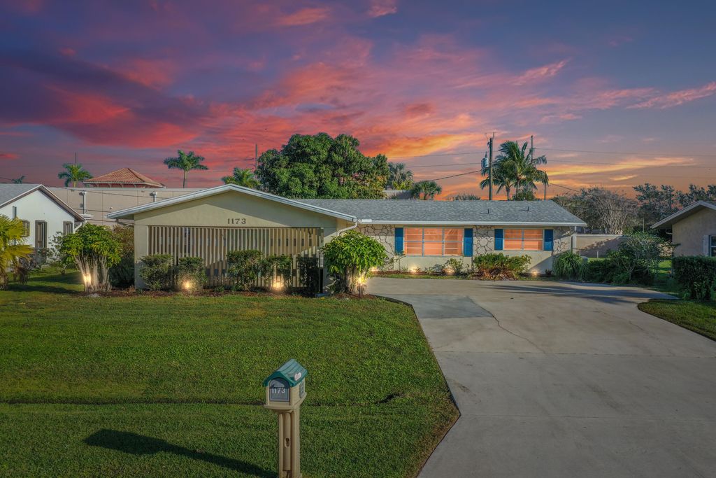 Photo of 1173 SE Petunia Avenue, Port Saint Lucie, FL 34952 (MLS # R10975600)