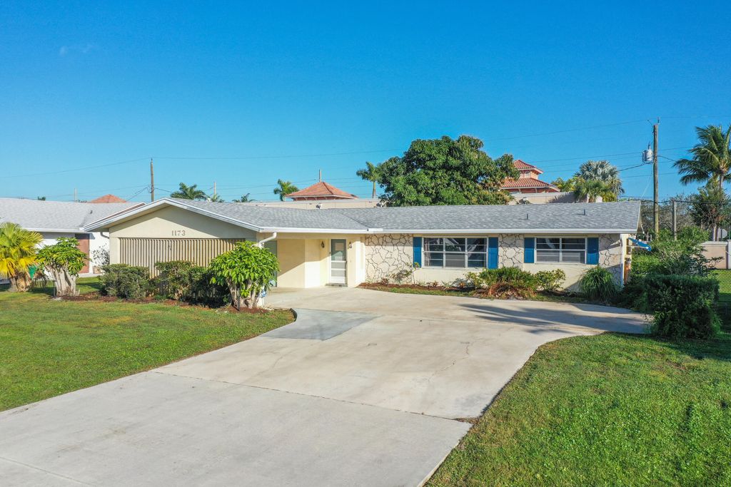 Photo of 1173 SE Petunia Avenue, Port Saint Lucie, FL 34952 (MLS # R10975600)