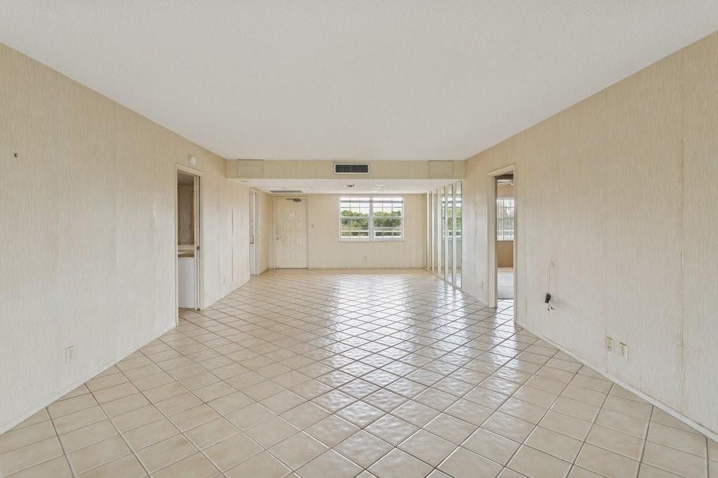 Photo of 3960 Oaks Clubhouse Drive #502, Pompano Beach, FL 33069 (MLS # F10538161)
