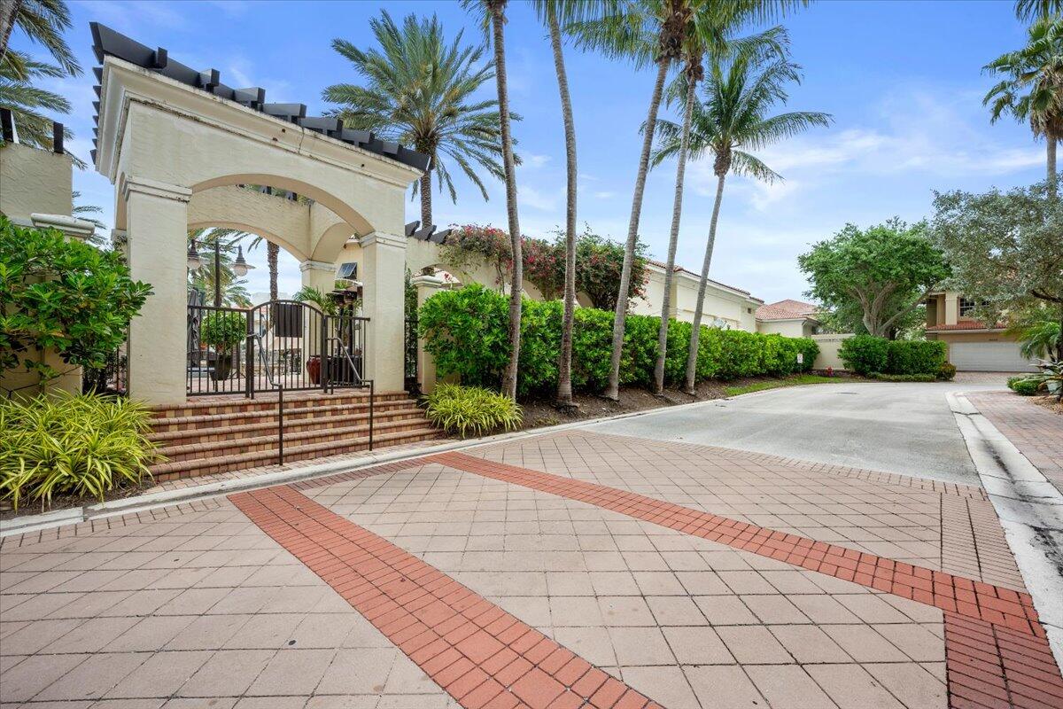 CIELO TOWNHOMES AT SHOPS OF DONALD ROSS - Residential