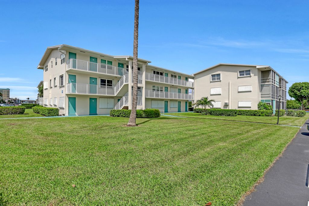 Photo of 650 E Horizons #302, Boynton Beach, FL 33435 (MLS # R11022341)