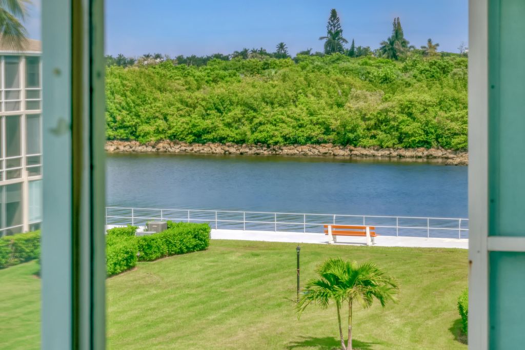 Photo of 650 E Horizons #302, Boynton Beach, FL 33435 (MLS # R11022341)