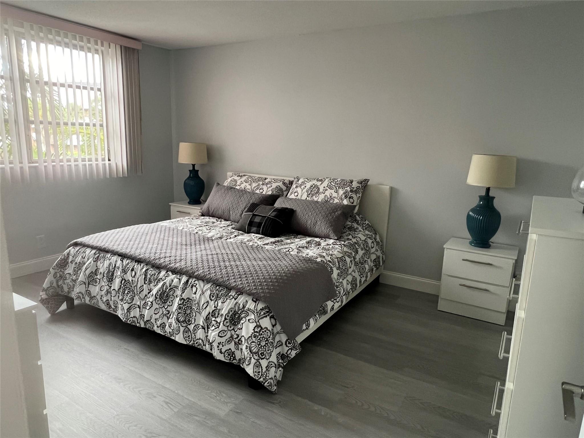 Lauderdale Oaks - Residential