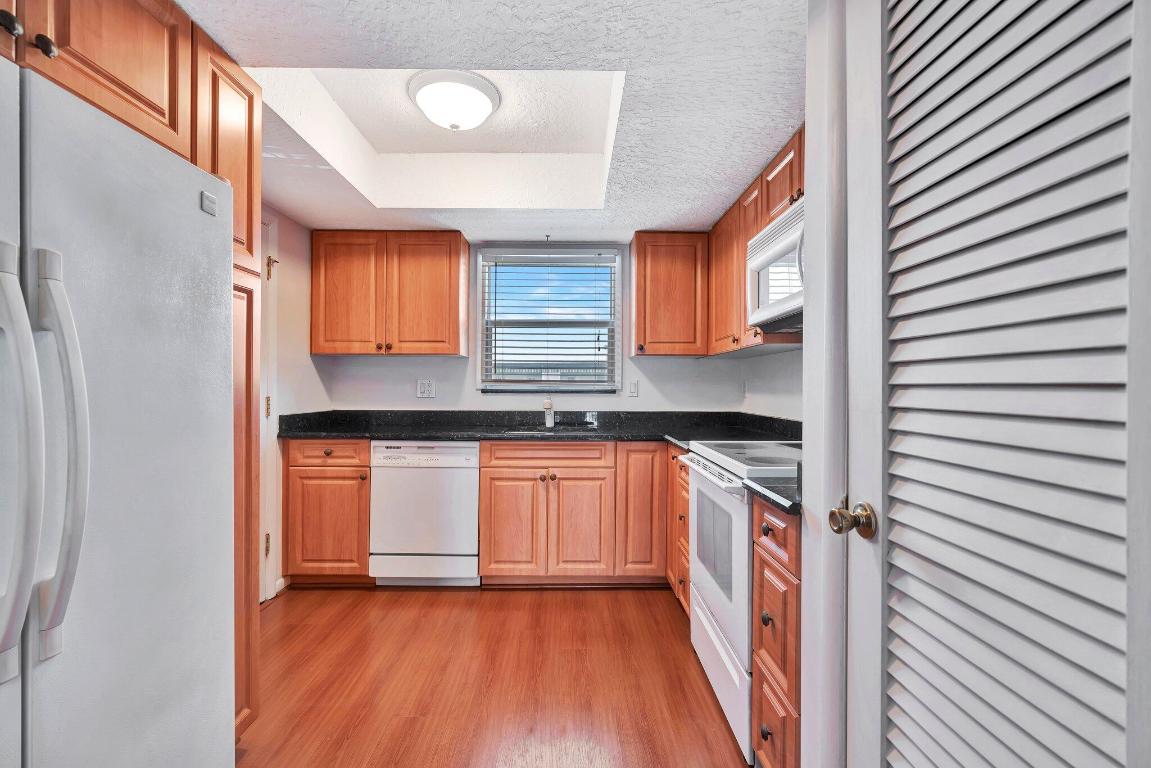 WINDSOR PARK NORTH CONDOMINIUMS - Residential